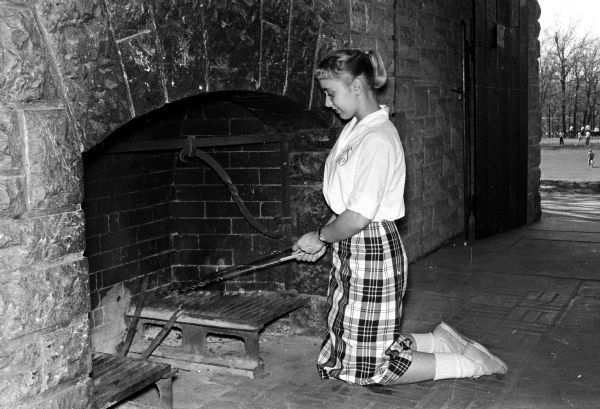 1959 - Hot dog roasting
